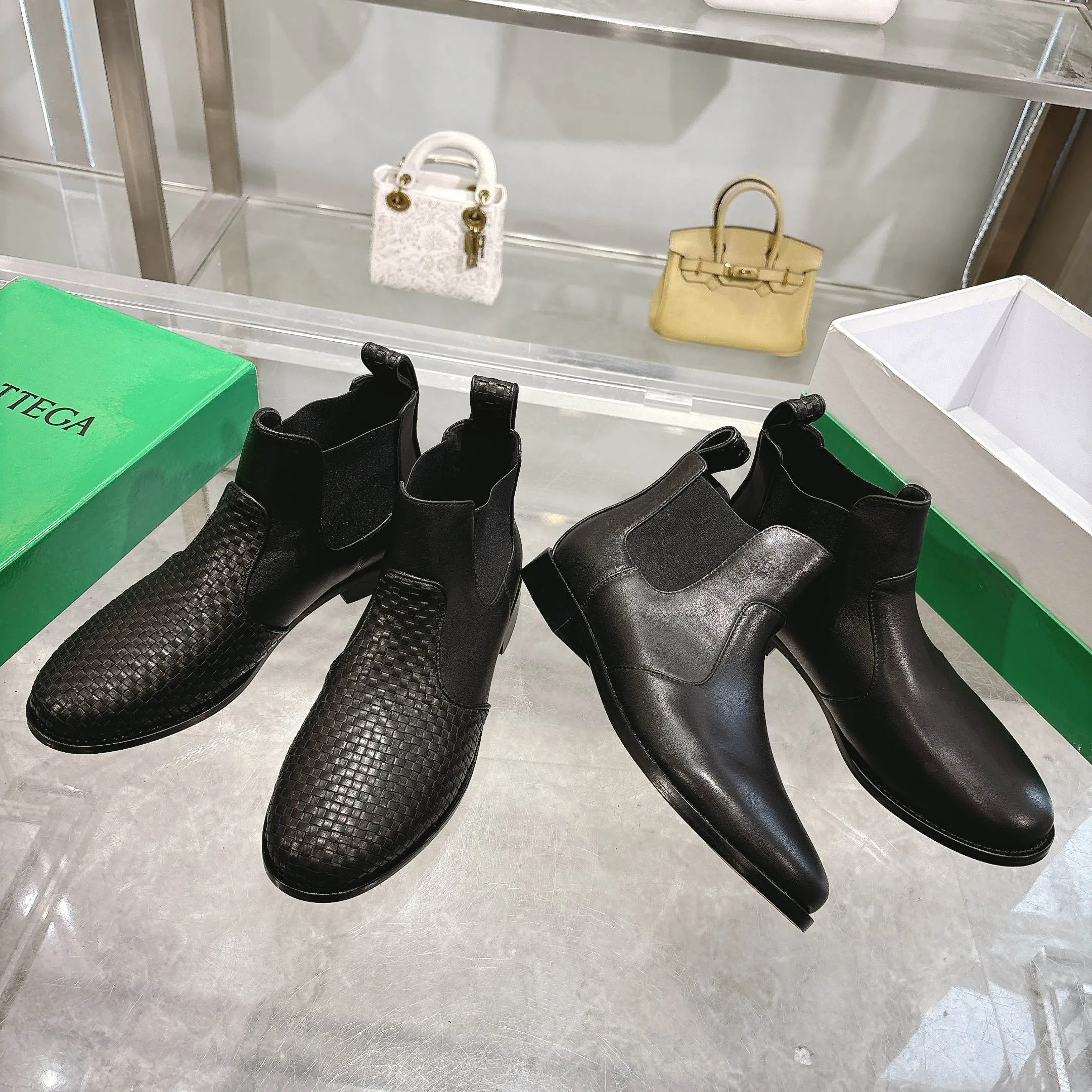 [BV] Top P:980💰Size for couples: Female 35-39 Male 39--44 (Female 40. Male 38.45.46.47 customization is not returnable) [Note‼ ️] Add 💰 to size 46, add 20💰 to size 47, Bottega Veneta 2025 autumn and winter counter synchronized style Bottega Veneta small round toe short boots, high mercerized cow velvet, solid color cow lining! Leather outsole! A one-to-one replica of the original! Fine workmanship! quality assurance!